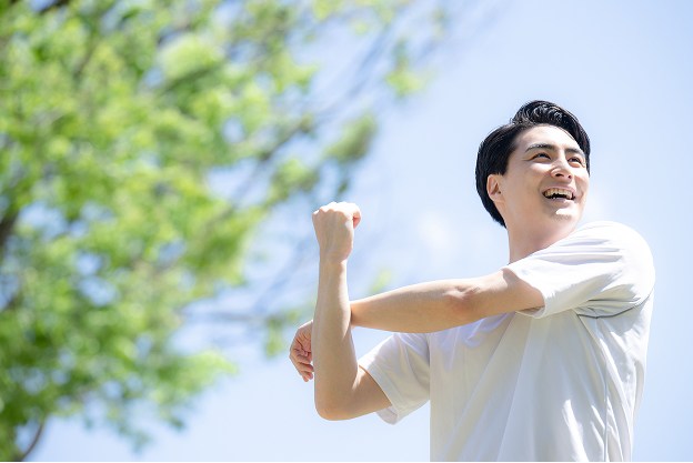 男性がストレッチする画像
